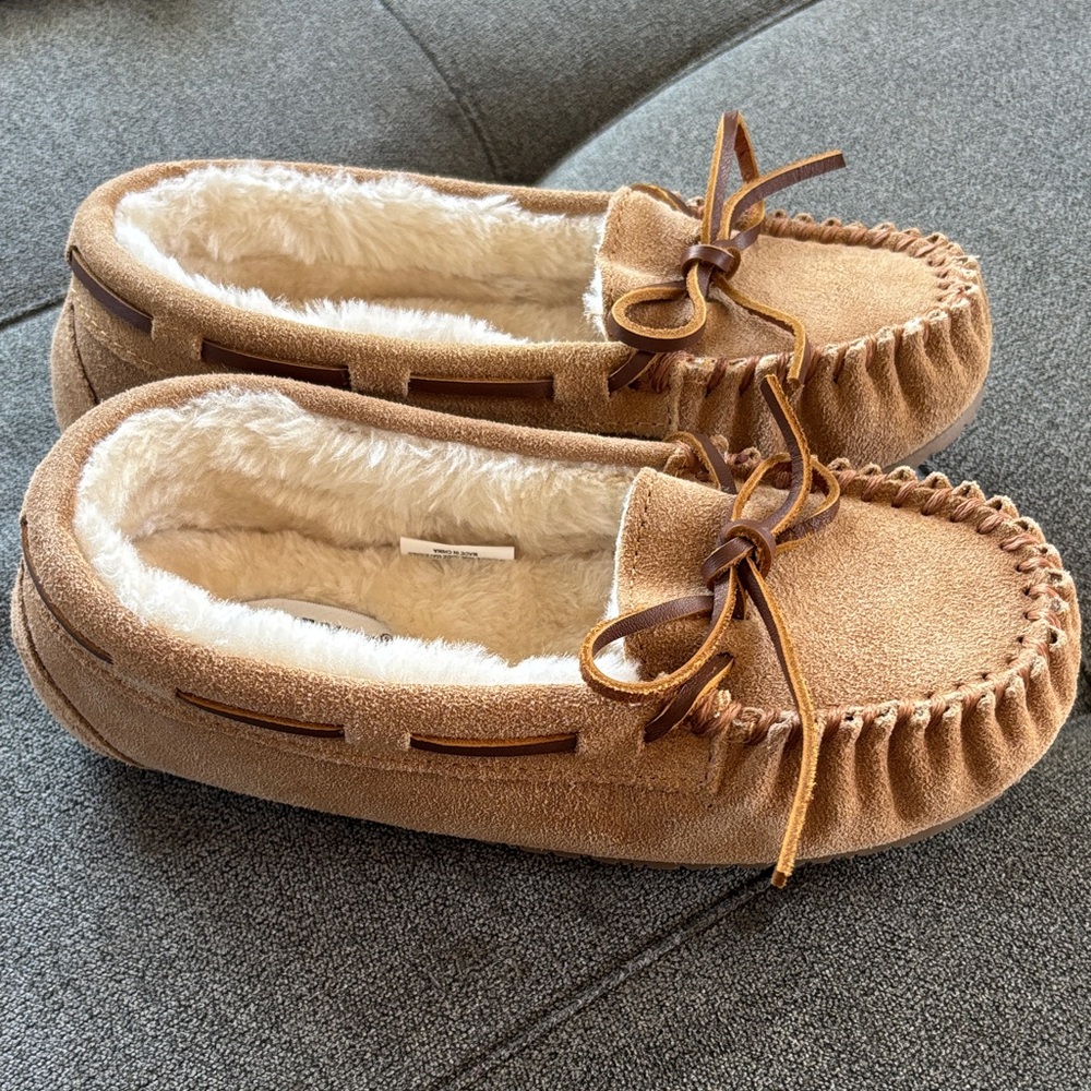 New Minnetonka Britta Trapper Moccasins- Size 2